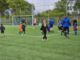 Laatste training S.K.N.W.K. JO7-1 (partijtje tegen de ouders) van maandag 27 mei 2024 (20/180)